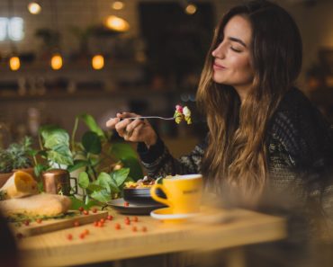 Was Sie in jeder Phase Ihres Menstruationszyklus essen sollten